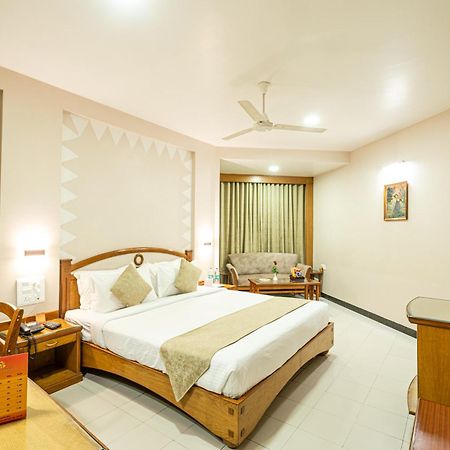 Hotel Mayura Райпур Экстерьер фото