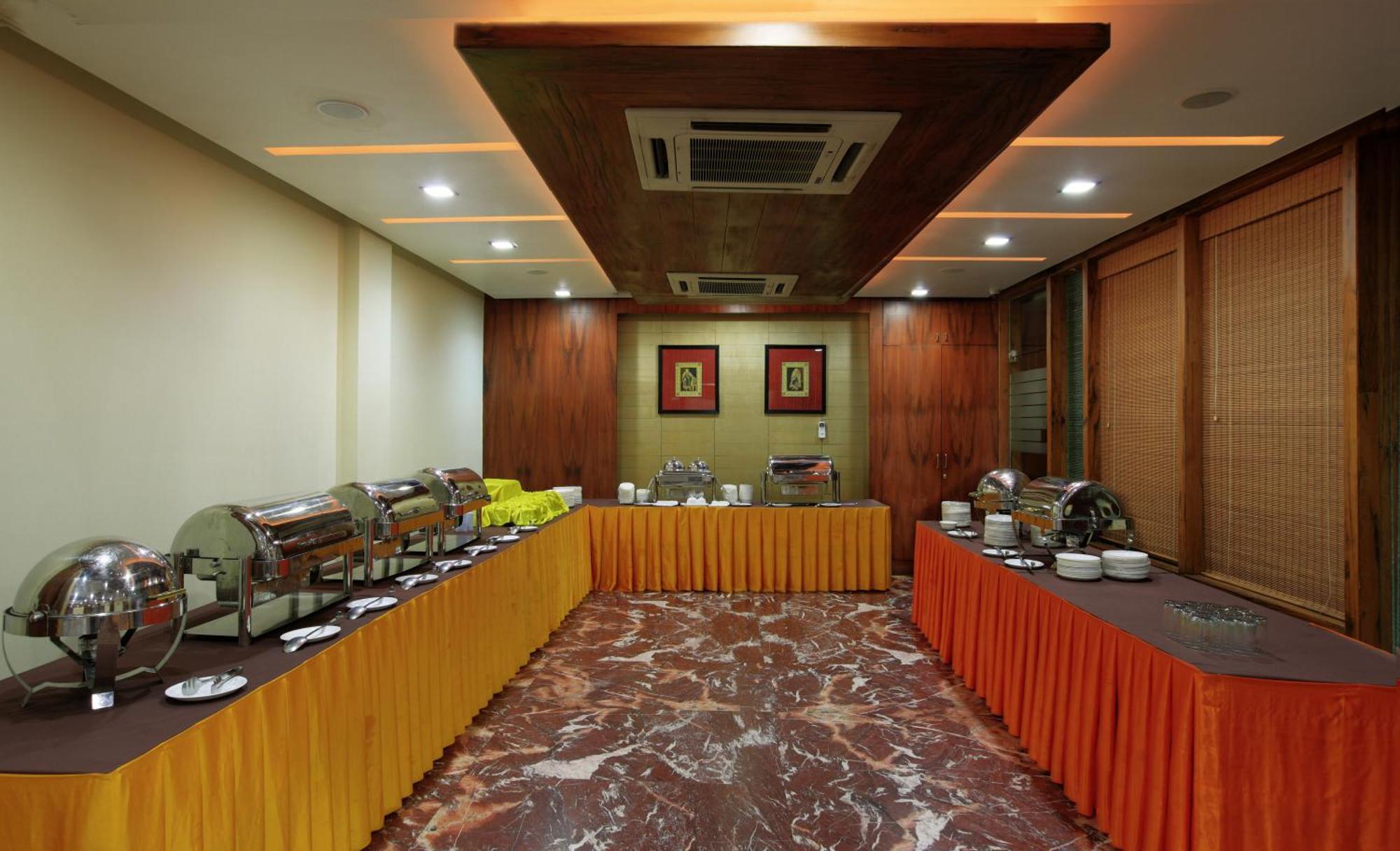 Hotel Mayura Райпур Экстерьер фото