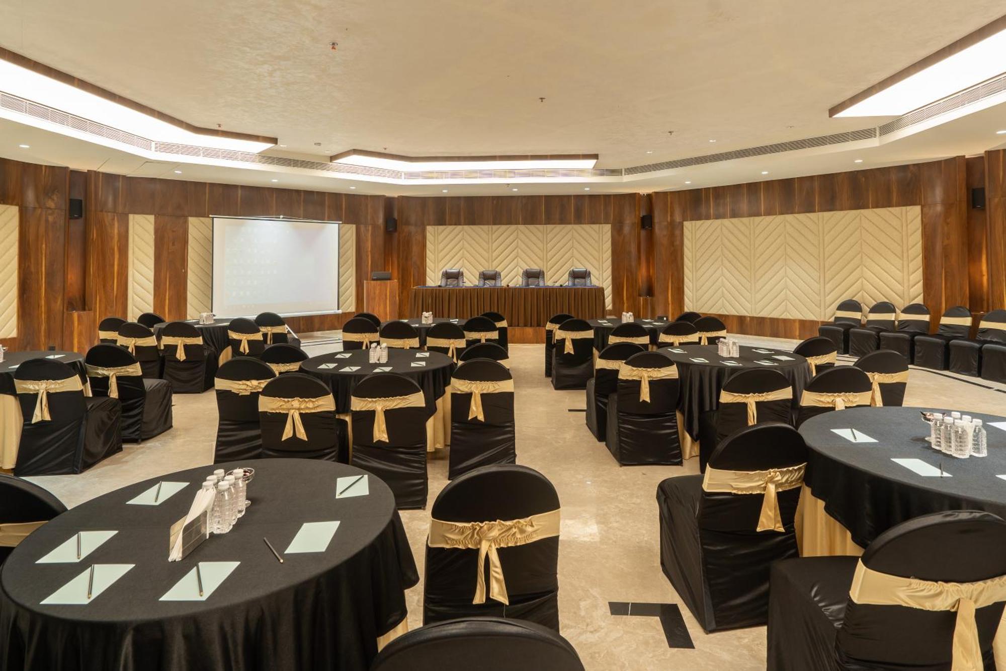 Hotel Mayura Райпур Экстерьер фото