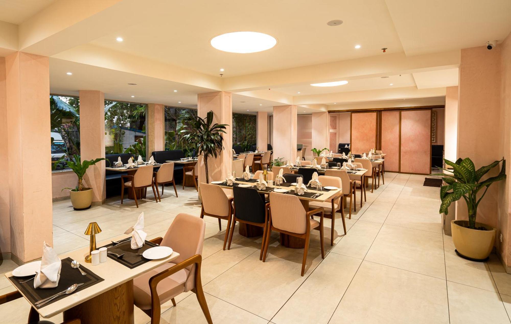 Hotel Mayura Райпур Экстерьер фото
