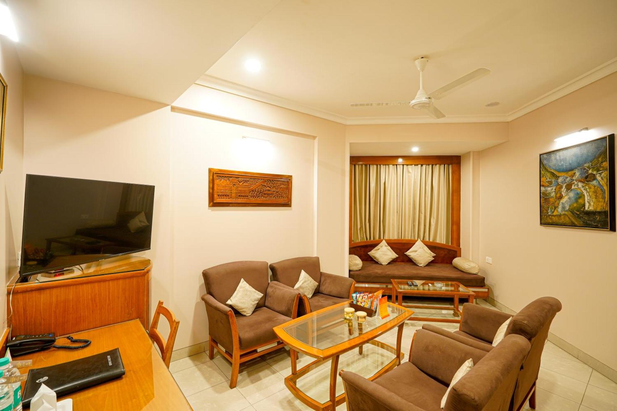 Hotel Mayura Райпур Экстерьер фото
