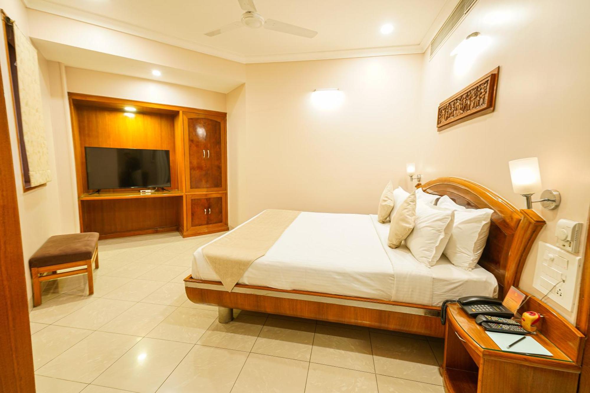 Hotel Mayura Райпур Экстерьер фото