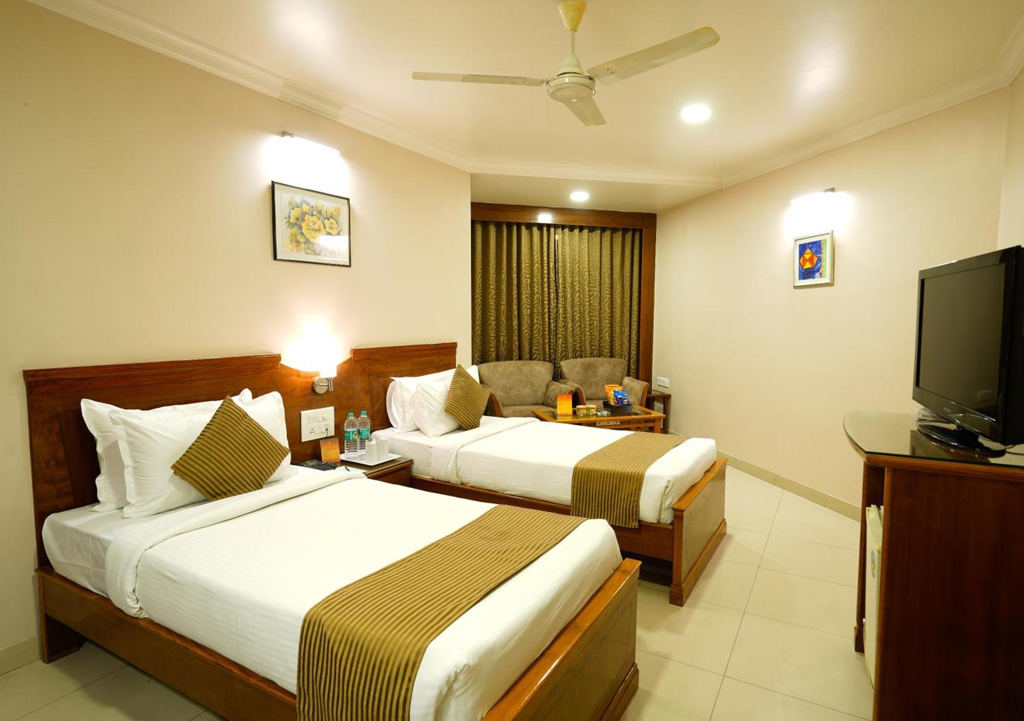 Hotel Mayura Райпур Экстерьер фото