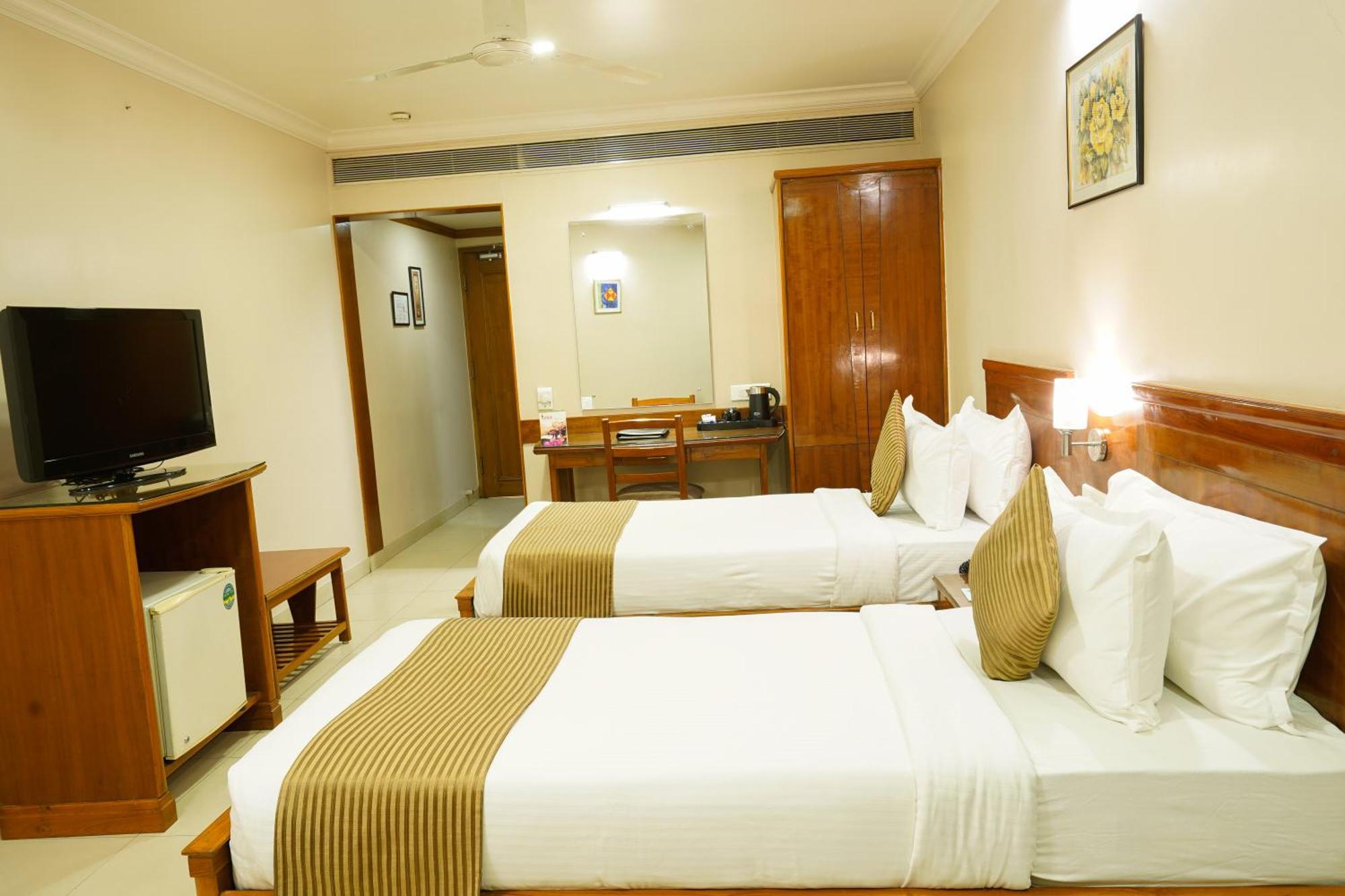 Hotel Mayura Райпур Экстерьер фото